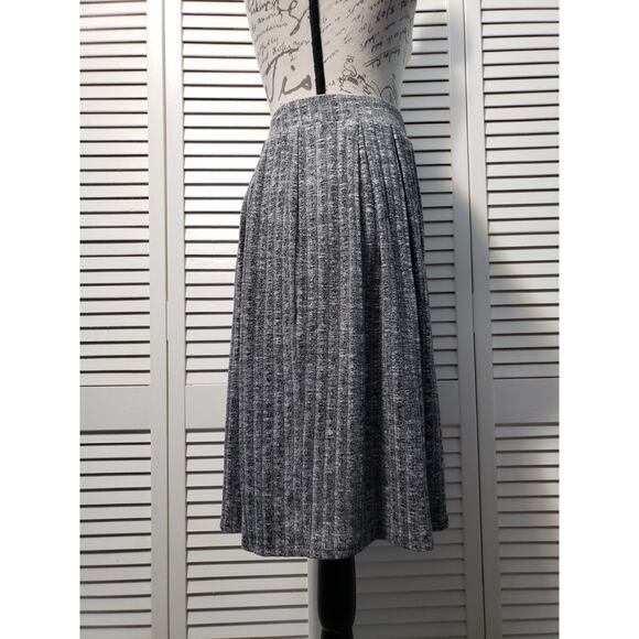 GNW Knit Skirt Women’s Size Small Heather Gray Pleated Elastic Waist Knee Length - Picture 2 of 7